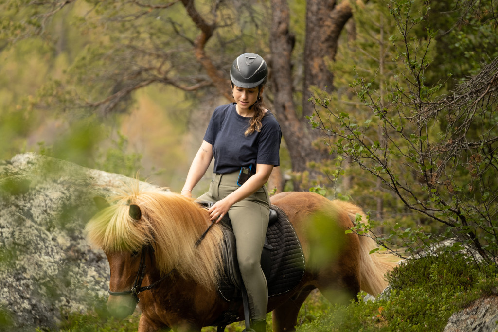 En guide på tur med gjester fra Fjelleventyret