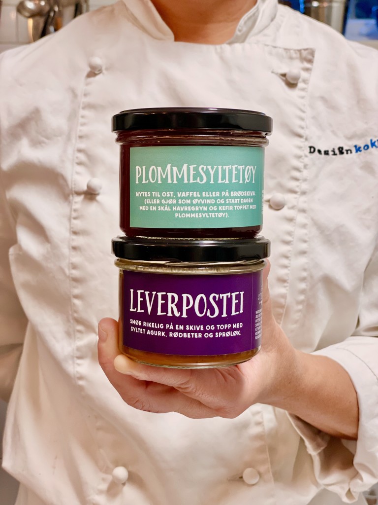 Plommesyltetøy og leverpostei lages av egne varer.