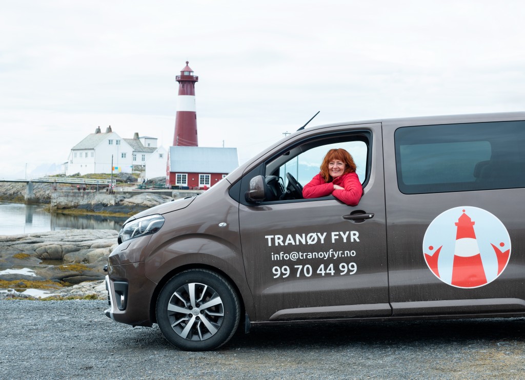 Heia! Jeg heter Anne-Gry Jakobsen, daglig leder og eier av Tranøy Fyr AS – også kjent som FYRINNEN. Tranøy fyr er et sted der folk kan komme og gi seg selv lov til å bare VÆRE, nyte roen, naturen, god mat og drikke - hjertelig velkommen til unik overnatting hos oss på fyret!