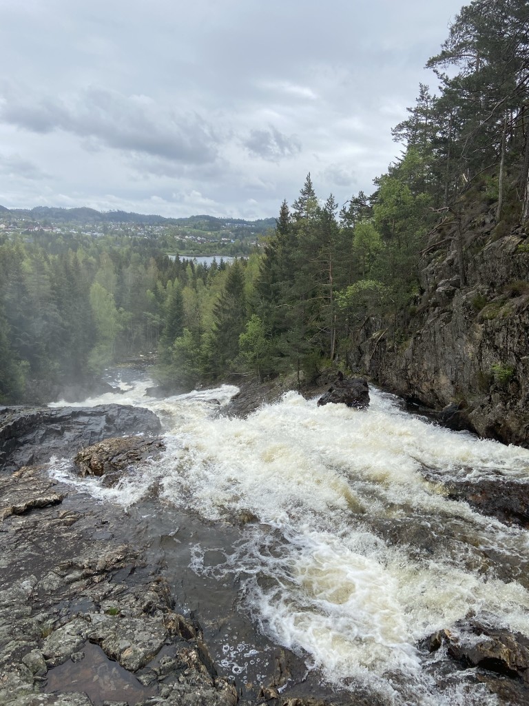 Flakkefossen fem minutters gange opp fra campen er et flott skue!