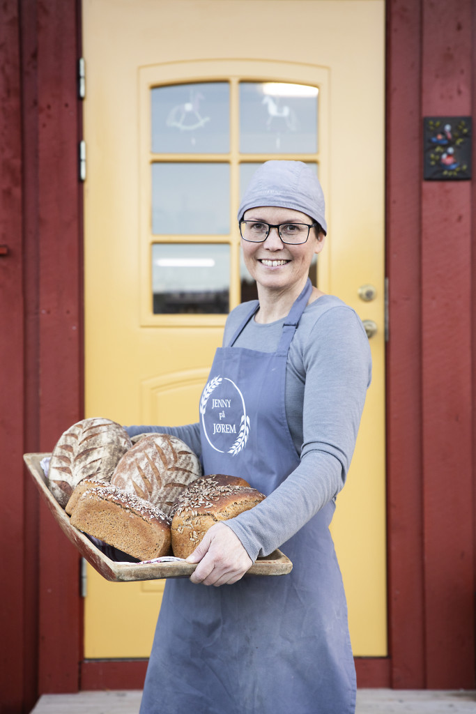 Nystekte brød med urkorn fra gården