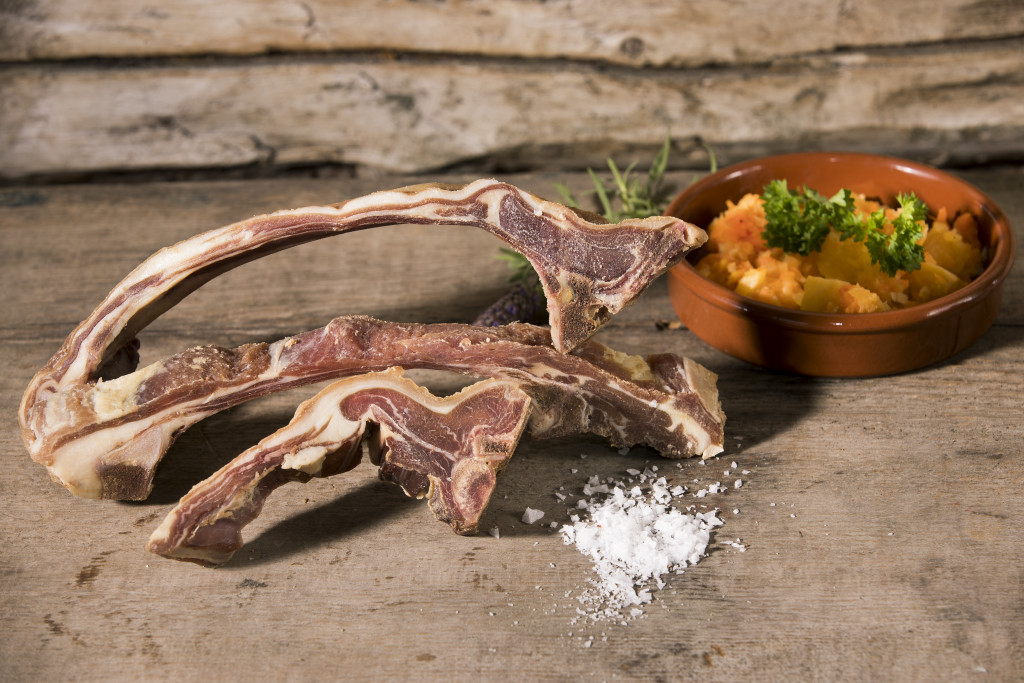 Pinnekjøtt med hele lange pinner er akkurat det du vil finne i våre pakker med pinnekjøtt. Det er laget med tid og kjærlighet.