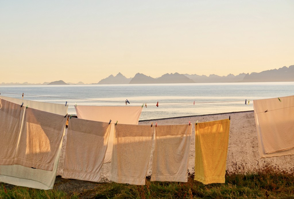 "Jeg kjenner ennå på den ekstreme lykkefølelsen det var å legge seg i litt 'hardt' sengetøy som var tørket i vinden ved Vestfjorden. Det duftet salt, lengsel og tilhørighet til historien og naturen."                              Gro Wickstrøm