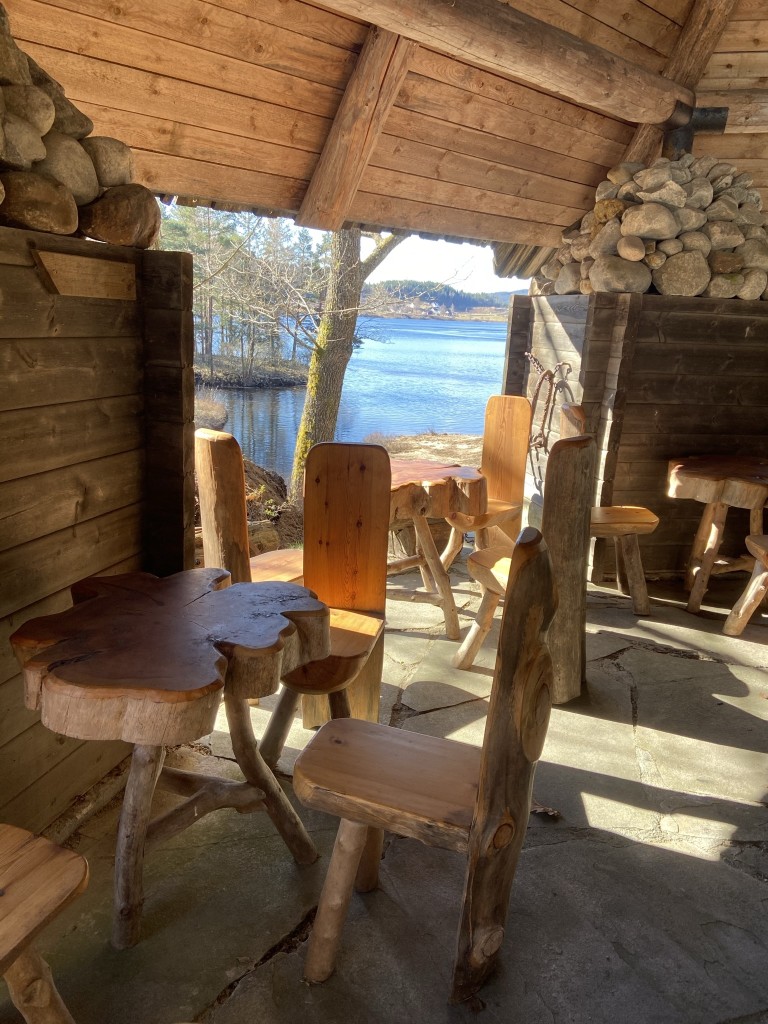 Mingleområdet utenfor festlokalet med utsikt til Flakksvann.