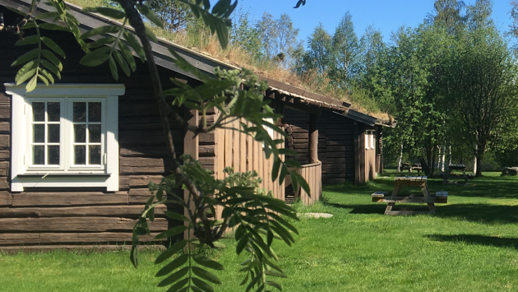 Gudlaugstua med Maritstua bortenfor