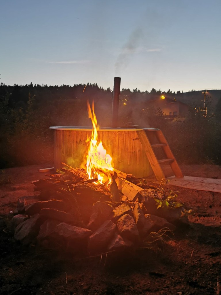 Utenfor gapahuken er det badestamp og en bålplass.