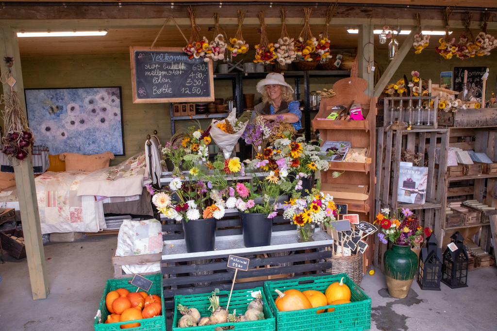 I gårdsbutikken finner du våre Fioribuketter og alt fra honning til interiørprodukter.