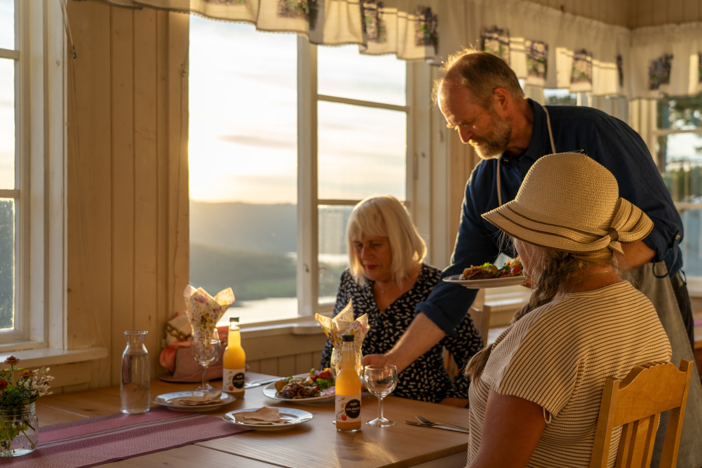 Gjestene koser seg i kveldssola på glassverandaen og får servert kortreist mat. Vi kan servere både eplemost, ost og bringebær fra andre Hanen bedrifter i området som Hemlaga på Næs, Nordre Sand Gård og Snertingdal Ysteri. Her kan gjestene se ned på Setton Gård og smake hjortekarbonader fra deres produksjon sammen med hjemmebakt flatbrød fra lokal bakstekone. Maten nytes med utsikt mot Randsfjorden. Ønsker du middag el. så må dette bestilles på forhånd.