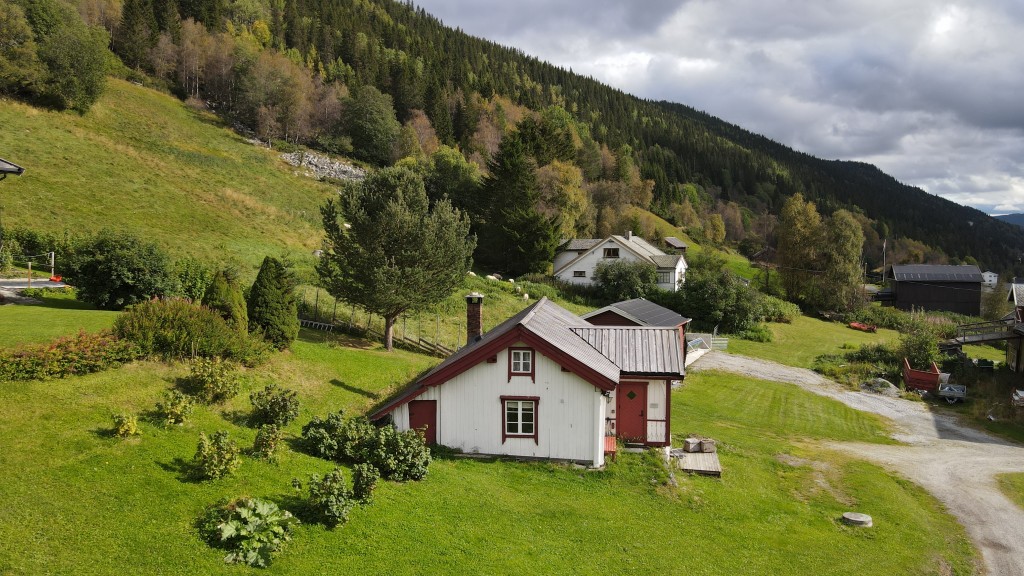 Blomstugu ligger idyllisk plassert midt på gardstunet på Medhus.