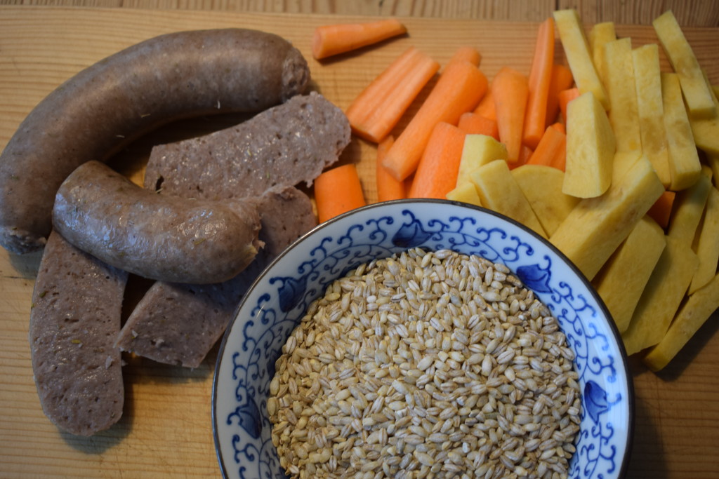 Våre grove rosmarinpølser smaker nydelig sammen med hjemmelaget potetstappe, gjerne laget av mandelpoteter fra Tynset, eller som her, med byggryn og rotgrønnsaker.