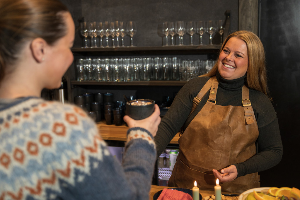 En familiebedrift, mor og datter tar godt vare på gjestene