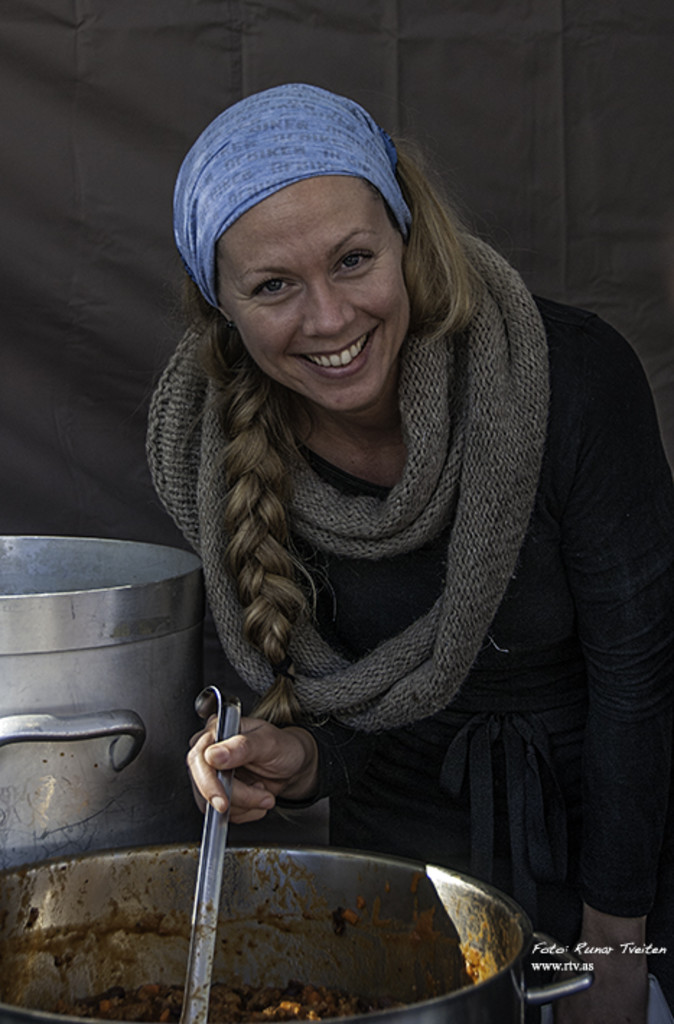 Maria er klar med varm gryte til sultne gjester :)