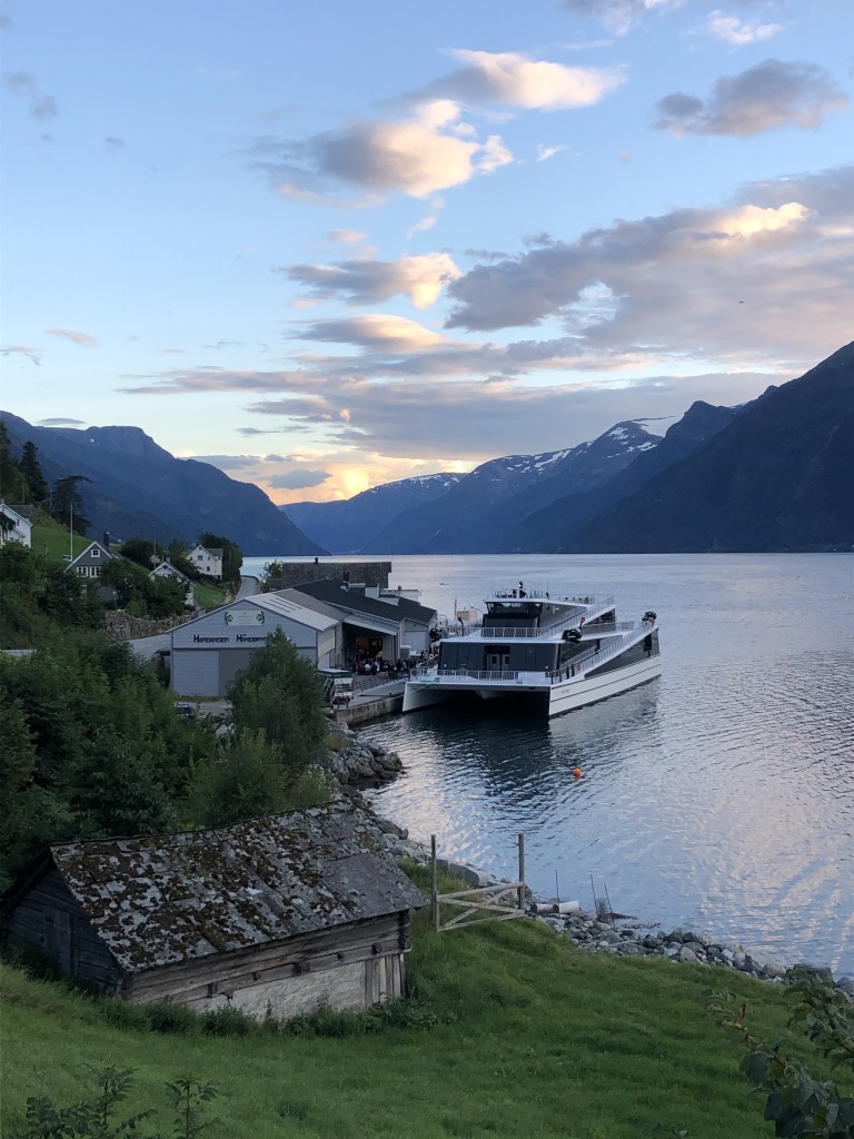 Vision og The Fjords til kai utanfor produksjonslokalet til Hardangergutane på Børve i Sørfjorden - Sidercruiset i Sørfjorden har i sesongen faste daglege avganger med stopp hos oss.