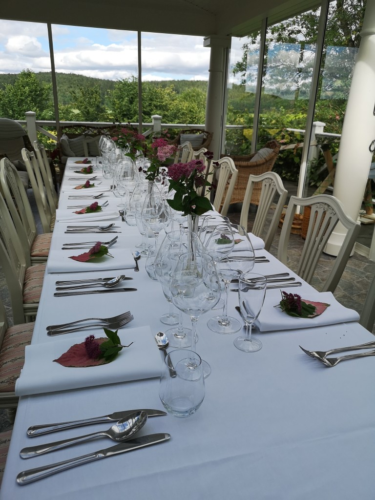 Spis en nydelig middag i glasshuset mens dere nyter utsikten