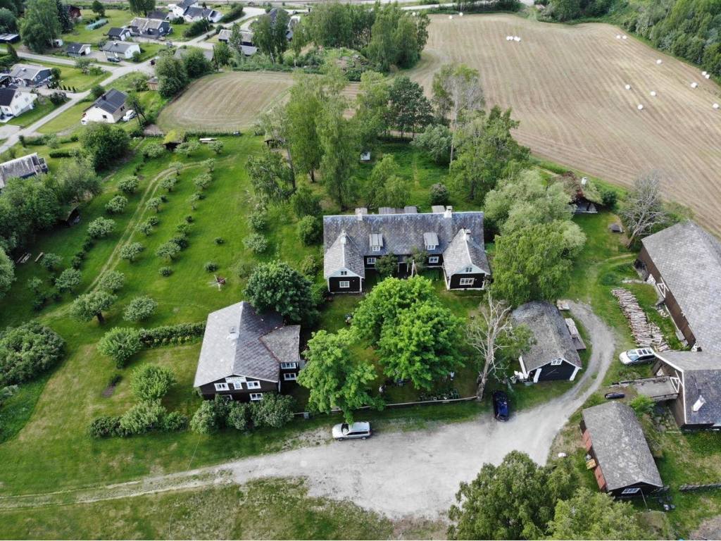 Oversiktsbilde fra drone sett fra rett nedenfor Pilgrimsleden, campingplassen er mellom epletrærne i hagen.