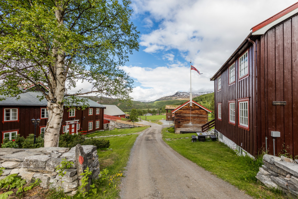 Tunet i Bortistu. DNT's løypenett er godt vedlikeholdt i hele Trollheimen. Vi har mange turtips til både familier og toppturer, fisketurer og bærturer.