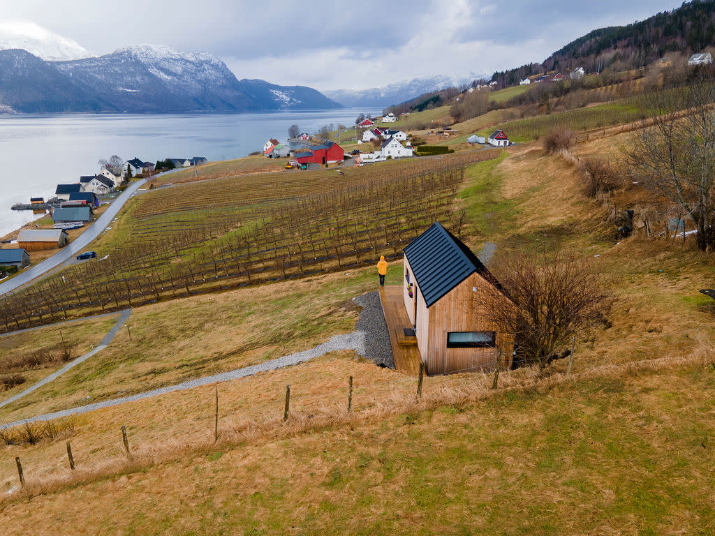 Borghildbu. Ei av to hytter som ligg i frukthagen vår.  Det er ei heilårshytte med toalett og dusj. Den har også ein liten kjøkkenkrok og ei god dobbeltseng.  Det store vindauget gir ro i sjel og kropp. Du får årstidene, sol, regn og vind tett på.