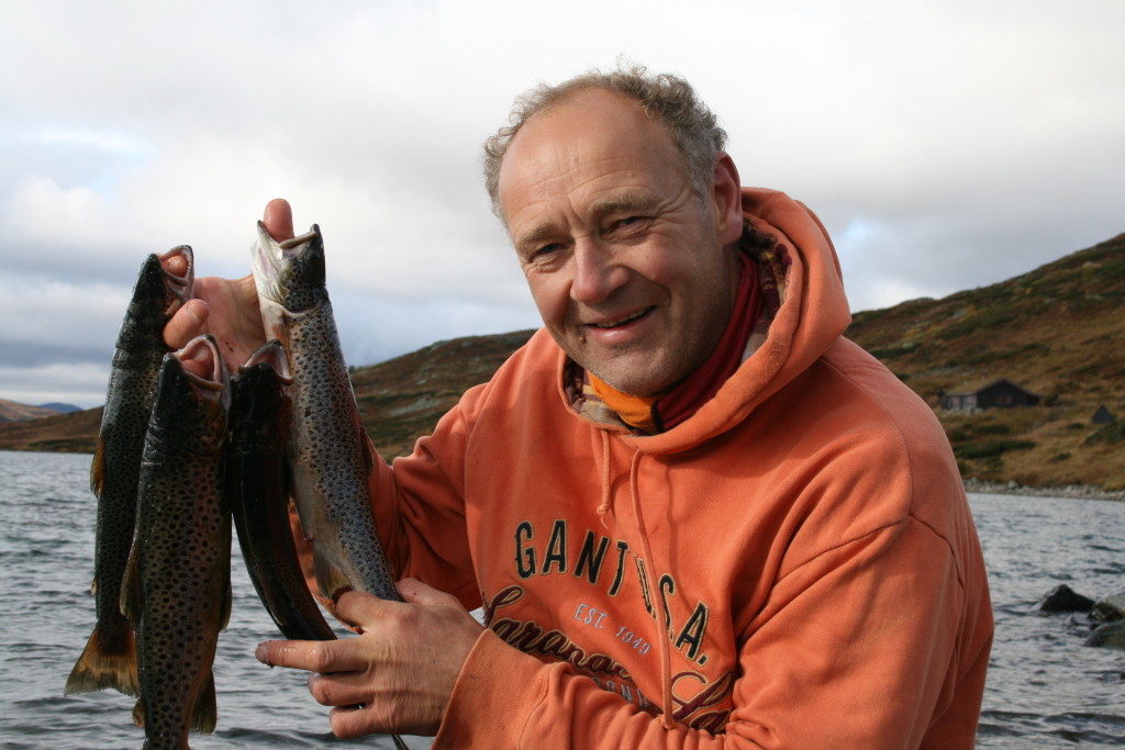 Knut Fausko med nytrekt fjellaure i Vavatn