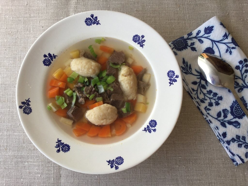 En av høsten mange gode supper. Kraftsuppe av elg med gode rotgrønnsaker og "klot". Klot er melboller.