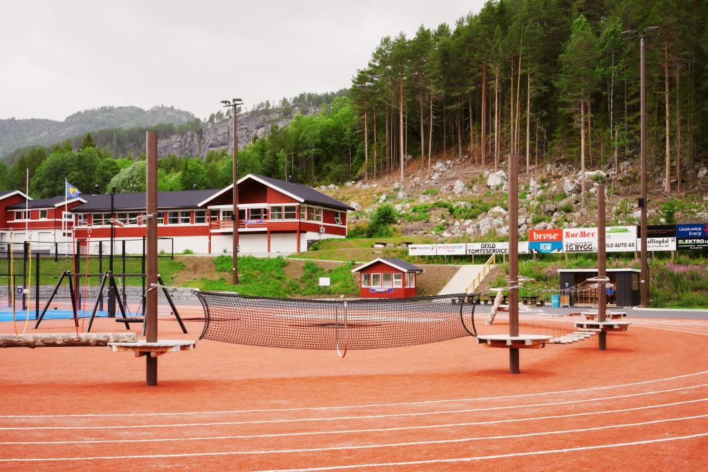 Hol aktivitetspark
Hol Aktivitetspark inneholder blant annet paddelbaner, trampliner, hinderbane, Multisport court, treningsaparater, fotballbane og Energitrappa. 

www.holil.no for mer informasjon