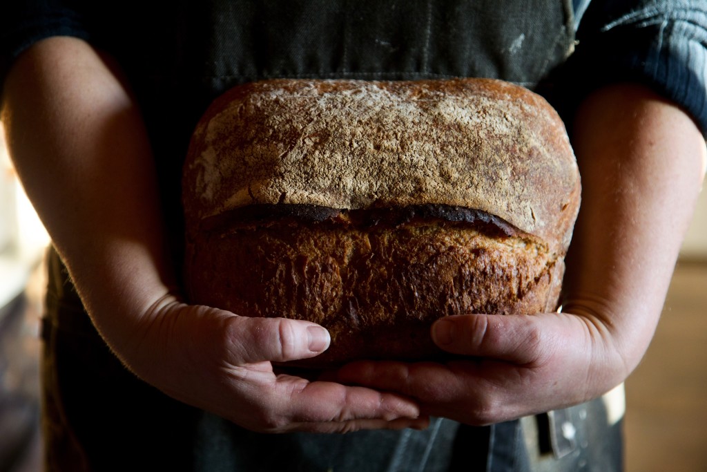 Vi baker brød som inneholder korn, vann og salt. Av og til tilsetter vi frø og nøtter.