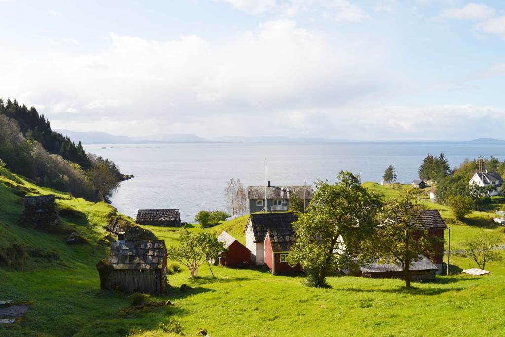 Klyngetunet Aarvik gard ved Bjørnefjorden bader i vår-solen.