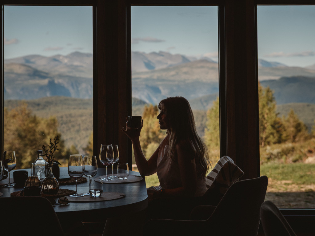 I ny-laftede Seterstuggu kan du nyte både frukost, lunsj og middag med sesongens lokale råvarer.