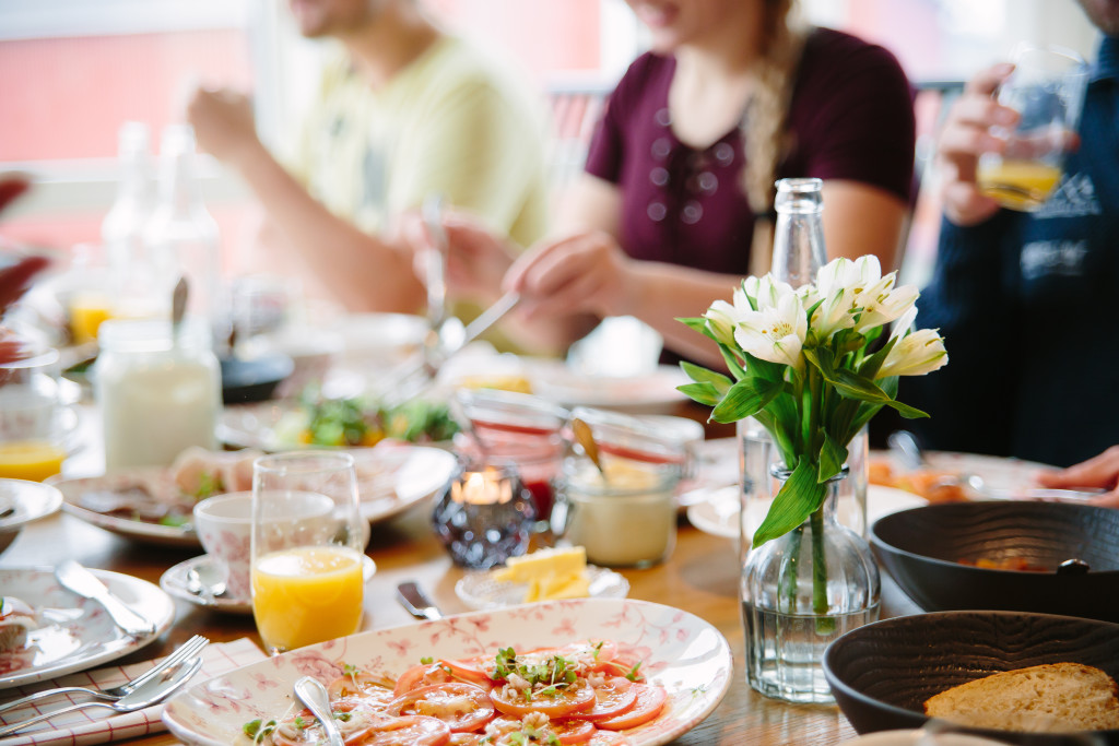 Samles til en deilig frokost uten buffetbordets mas.
