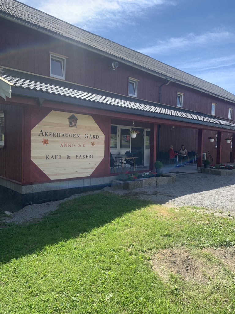 Låven ble renovert i 2021, når vi åpnet kafé & bakeri med servering.