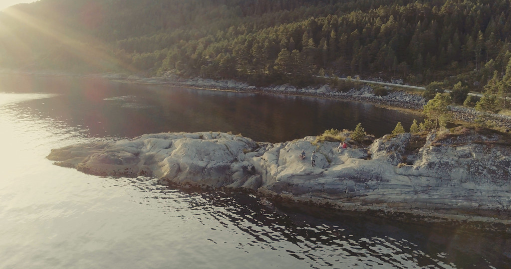 Fiske og bade fra svabergene på Tustna Ladestasjon.