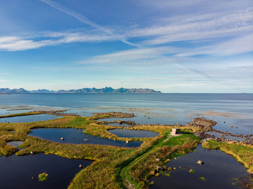 Marmelkroken ligger naturskjønt til på yttersiden av Andøya. Her opplever du et yrende fugleliv, storslått utsikt mot nordenden av Langøya, storhavet og Anda Fyr.