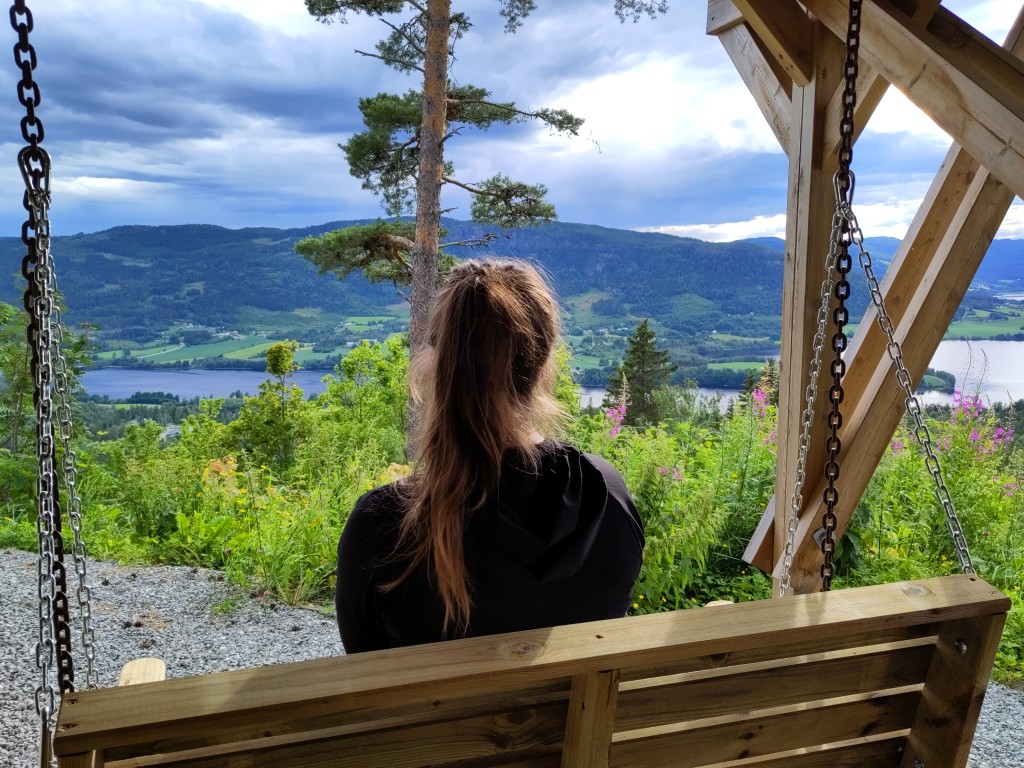 Du kan nyte utsikt fra hengebenken under den nye terrassen utenfor spisesalen. Her kan en eller to sitte og kose seg.