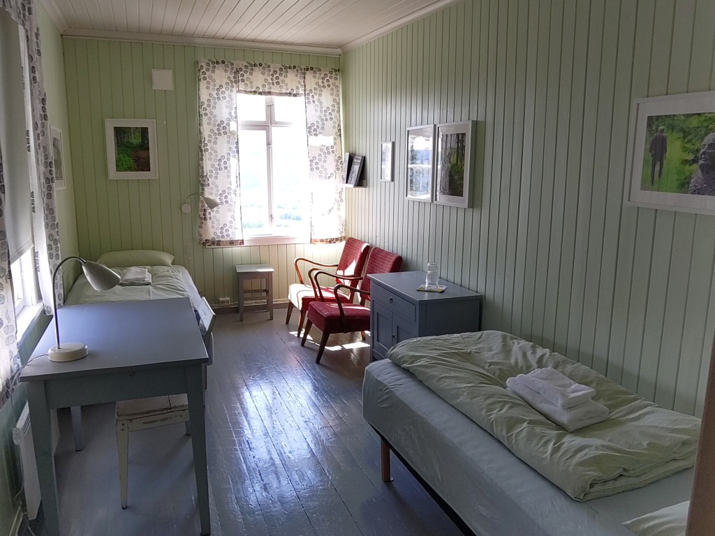 Rom nr.19: Settonstien, har navn etter en gammel setervei på andre side av fjorden hvor billedhogger Erik Tandberg, har hugget inn ansikter og tekster i stein langs stien. Møblene på dette rommet er snekret på gårdens eget snekkerverksted. To enkeltsenger. Utsikt mot Randsfjorden i to retninger.