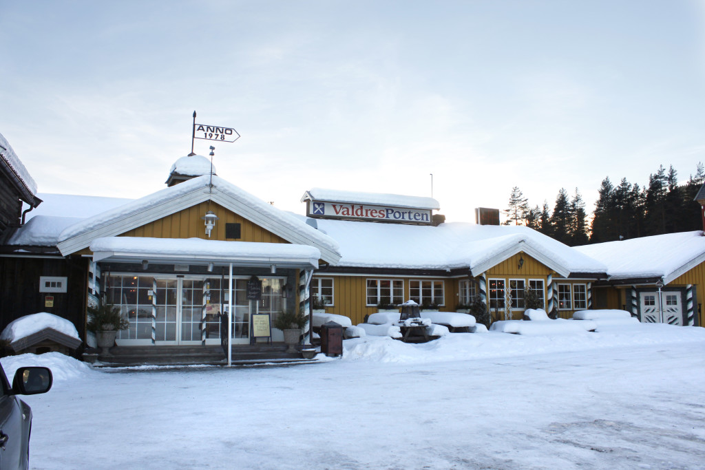 Inngangen til kro og festlokaler - men det er også egen inngang til festlokalene på høyre side.