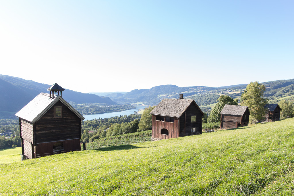 Moe gård ligger i bakkene ved siden av Hafjell og har fire stabur på rekke og rad.