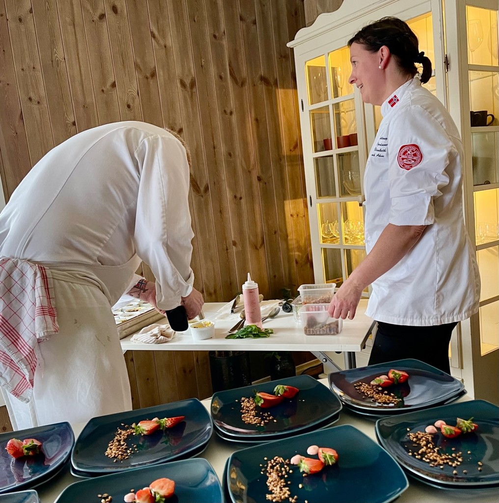 Vi samarbeider med Lavik Kro&Catering som leverer nydelig mat til arrangementer i naustet.