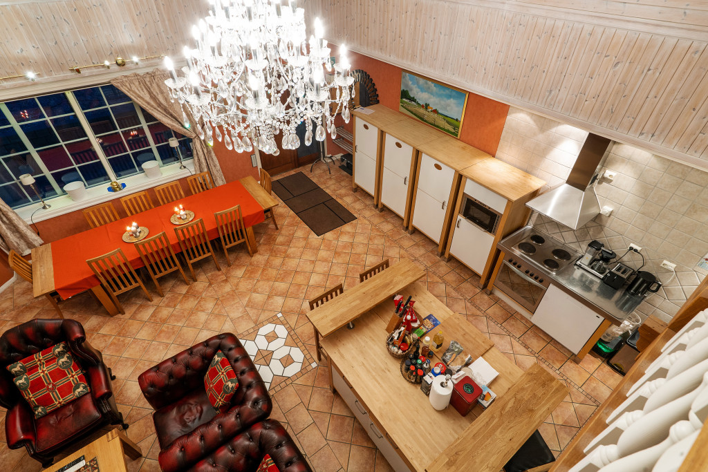 Felles areal - stue, salong, spiseplass, selvbetjent kjøkken.