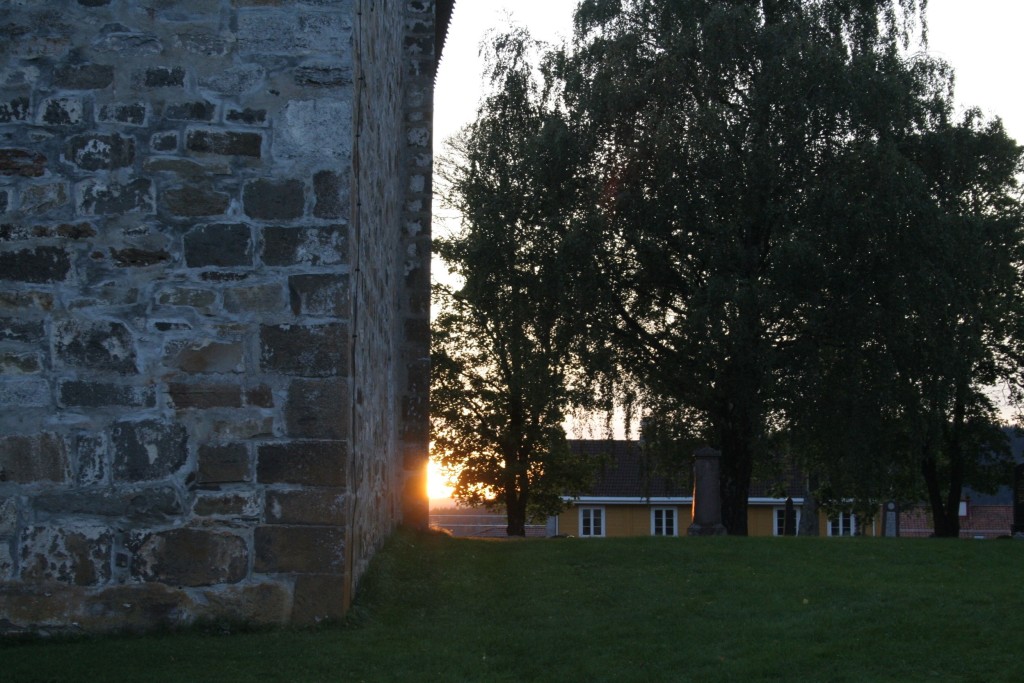 Søsterkirkene ligger rett over tunet