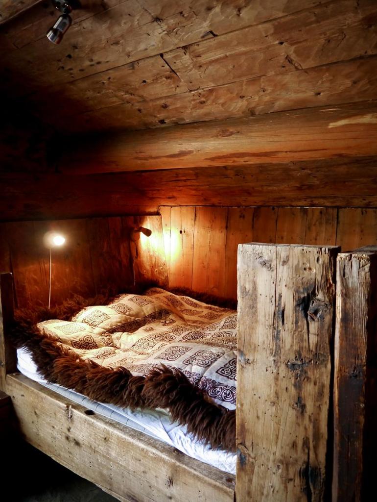 Inne i den 400 år gamle hytta vår Fjoset