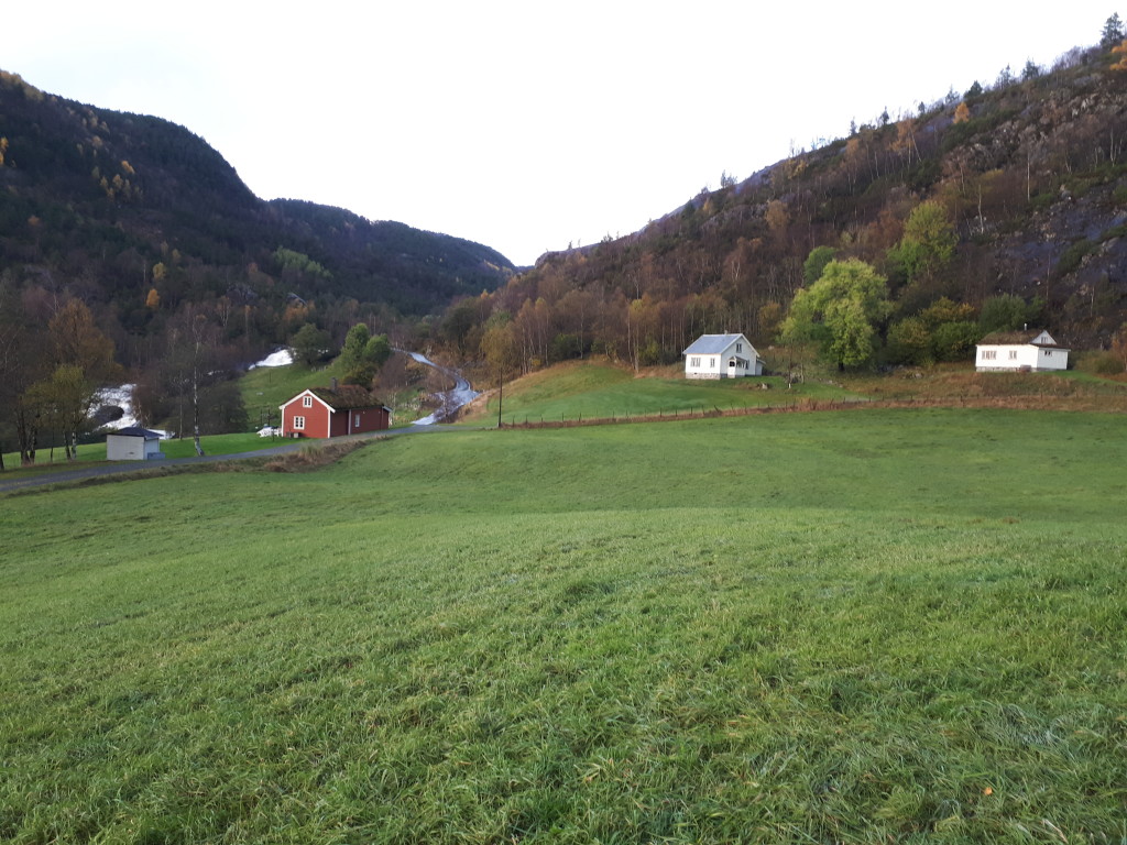 Vi har tre gardshus til utleige. Til venstre fosser elva Tøtlandsånå.