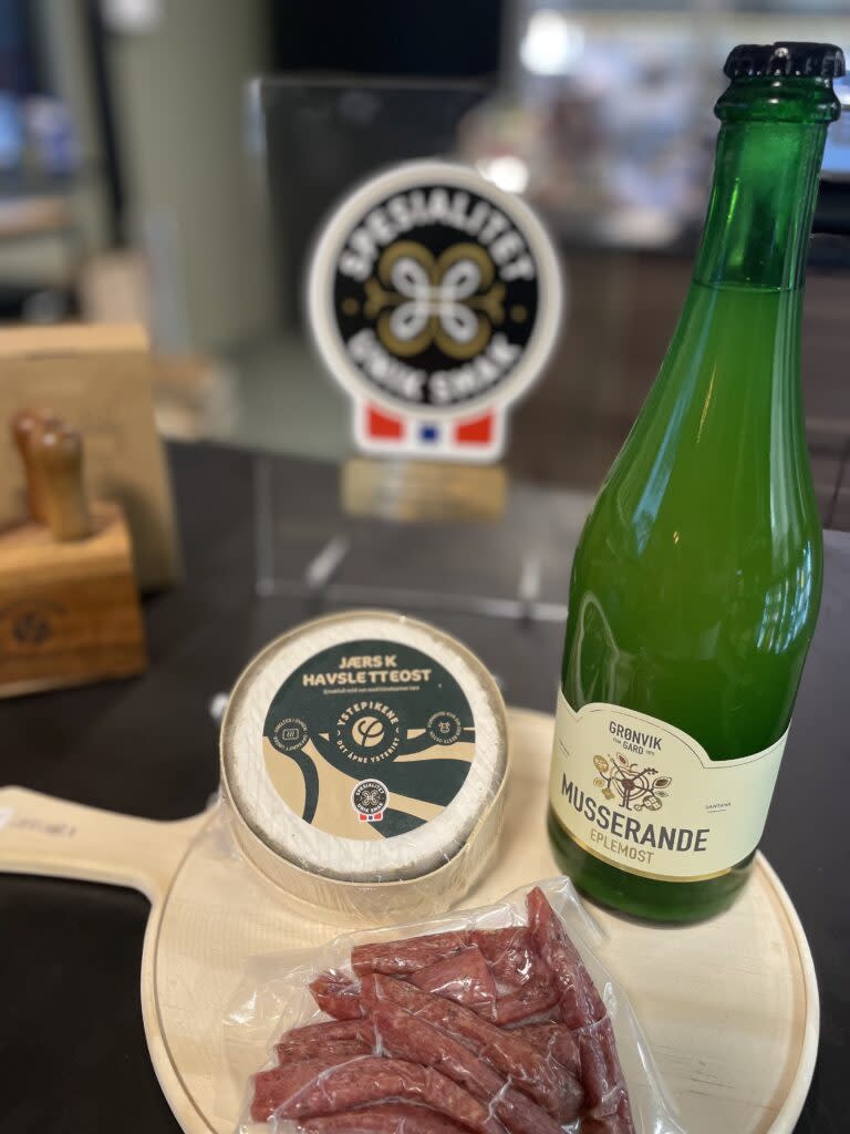 Vi er stolt av at osten vår Jærsk Havsletteost bærer Spesialitetsmerket. Osten skal varmes i ovnen og servers gjerne sammen med brød og spekemat.