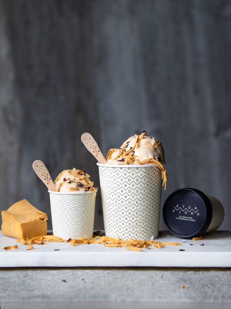 Dette var der det hele startet.
Vår aller første iskrem - laget med ekte brunost - en smak som bærer med seg fjord, tradisjon og håndverk.
I dag er den ikke bare en favoritt, men også anerkjent med Spesialitetsmerket for sin unike karakter.

Kom og smak starten på historien vår.