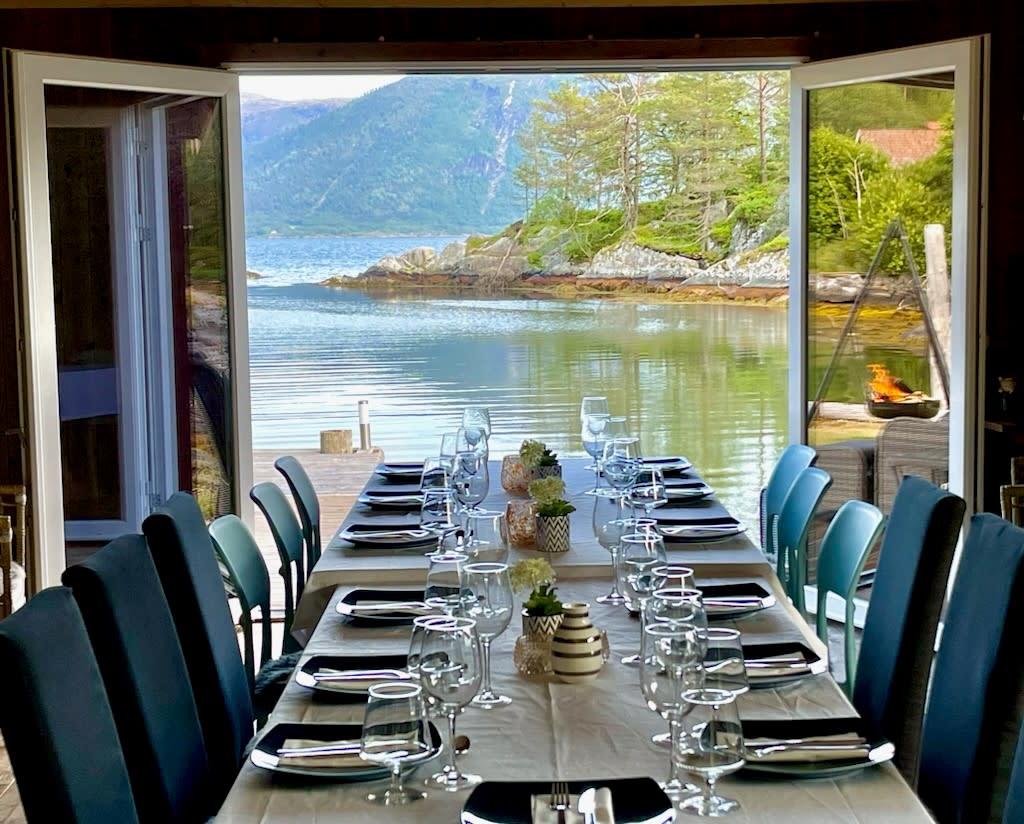 I Naustet kan vi dekke opp til gjester som leier hele eller deler av gården. Mat tilberedes av Lavik kro- og catering.