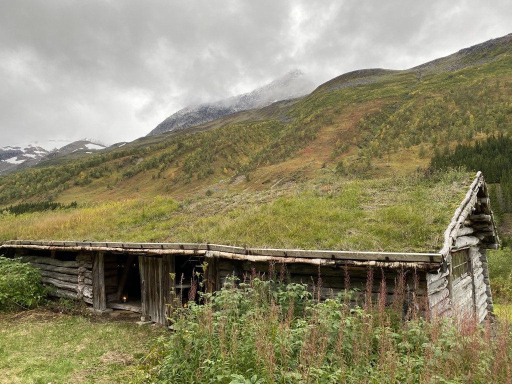 Den gamle fjøsen på Staupåmoen, seterområdet øverst i Beiardalen.