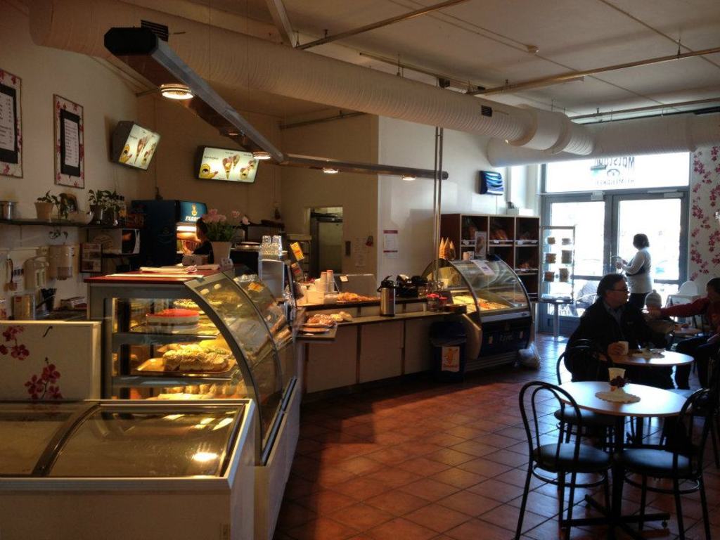 Kafeen vår på Stryn Torg i Stryn sentrum er open heile året med fersk bakst kvar dag. Der kan du få kjøpt alt vi lagar, i tillegg til å kose deg med ein kaffikopp og noko godt til.