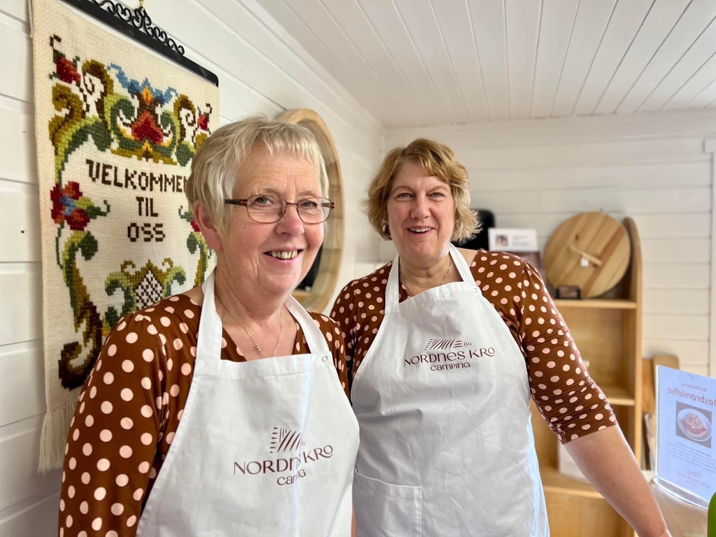 Irene Jansen og Lisa Grimstad ønsker deg velkommen inn i Bakstehuset.