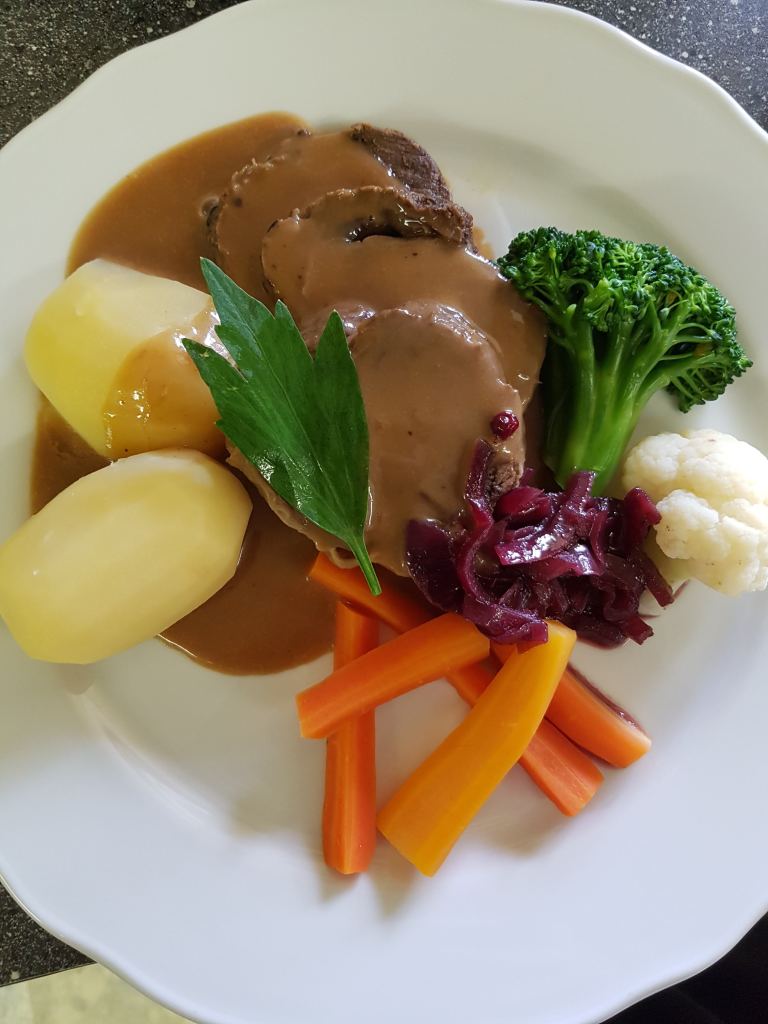 Tradisjonsmat og lokalmat serveres i restauranten på Heddan Gjestegard