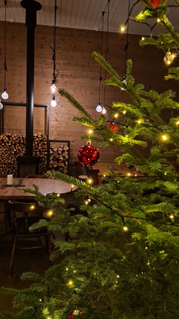Juletre fra egen skog skaper tradisjonell julestemning.