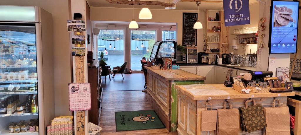 Inngang fra butikk til kafé