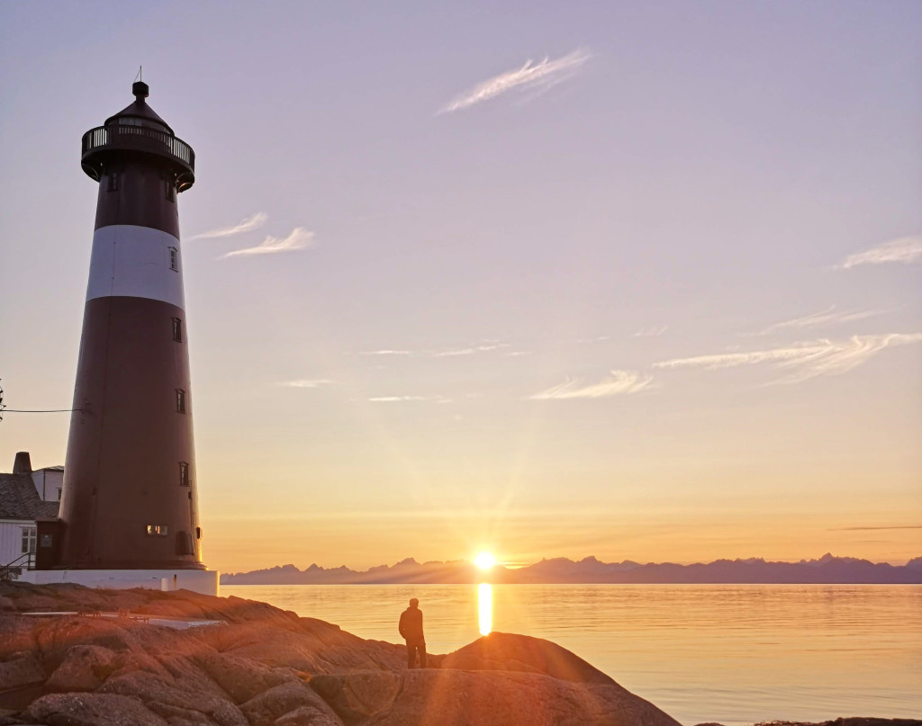 I eventyrlandet der solen aldri går ned sommertid - I sommersesongen kan du etter en smakfull middag i restauranten vår forlenge kvelden med å nyte midnattssola t i den eviglange sommernatta.